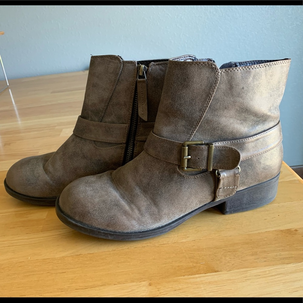 Women’s size 10 Nicole ankle boots.